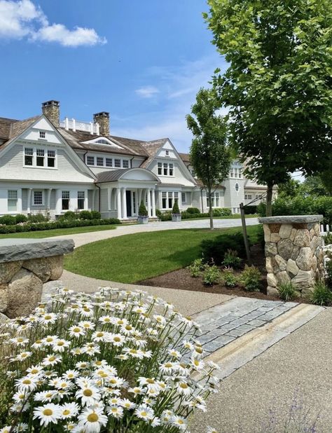 Beach House Mansion, Hampton Beach House, Hamptons Houses, Hamptons Interior Design, Shingle Style Architecture, Nantucket House, Nantucket Style Homes, Preppy House, Hamptons Beach House