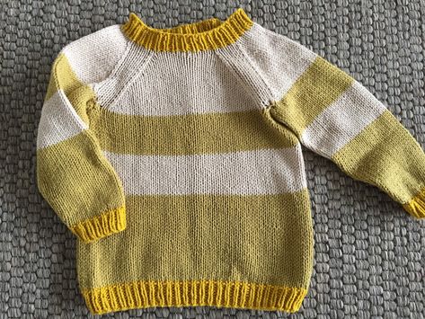 Strikket raglansweater Køb opskrift. Str 6 mdr-5 år. 30 kr. Send mail til mette@corydonchristensen.dk Baby Cardigan Knitting Pattern Free, Kids Knitting Patterns, Baby Jumper, 6 Month Old Baby, Jumper Knitting Pattern, Knitting Machine Patterns, Knit Baby Sweaters, Hooded Jumper, Baby Knitwear