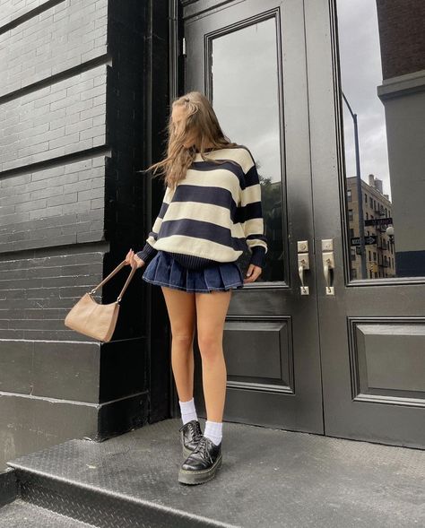 Pleated Denim Skirt Outfit, Denim Mini Skirt Outfit, Stylish Denim Skirt, Blue Skirt Outfits, Denim Skirt Outfit, Pleated Denim Skirt, Skirt Outfit Ideas, Pleated Skirt Outfit, Jean Skirt Outfits