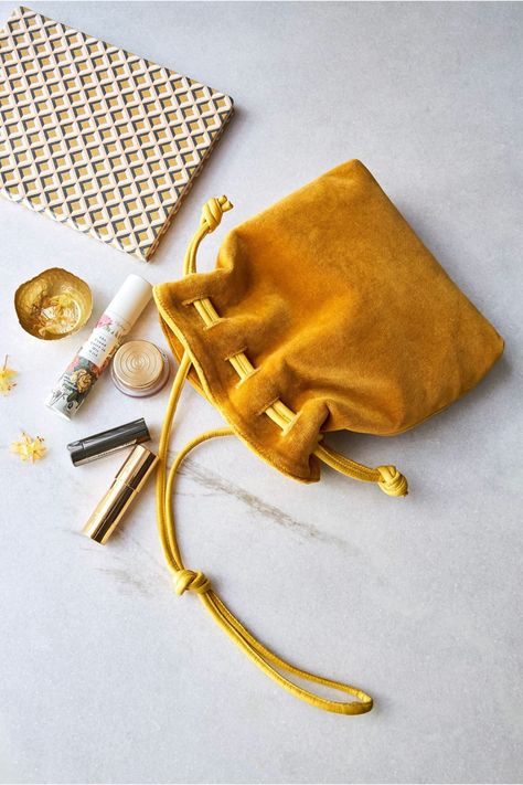 Love this velvet bucket pouch! Velvet Diy, Diy Fashion Trends, Designer Cosmetic Bag, Custom Handbags, Drawing Bag, Stylish Purse, Designer Wallets, Velvet Bag, 가을 패션