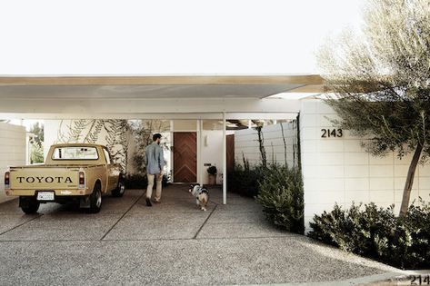 Mid Century Carport, Scandinavian Exterior, Scandinavian Exterior Design, Modern Carport, Palm Springs Houses, Mid Century Exterior, Carport Designs, Mid Modern, Mid Century Architecture