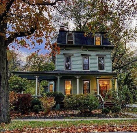 Make My House Look Like A Cottage, Historic Homes Exterior, Hipstoric Home, Pretty Homes, Pretty Houses, House Dream, Home Features, Victorian Houses, House Exteriors