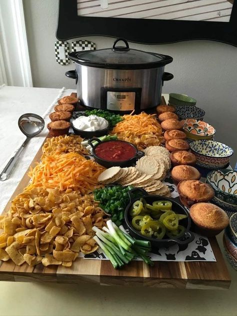 Boards Party Ideas, Chili Charcuterie, Charcuterie Board Party, Charcuterie Trays, Boards Party, Classic Chili Recipe, Chili Bar, Tailgate Ideas, Snack Boards