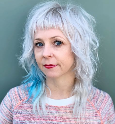 Silver Shag Hairstyles, White Shag Hair, Funky Grey Hair, Wolf Cut For Thinner Hair, Edgy Bob Haircuts Choppy Layers Medium Length Hairstyles, Wolf Cut Grey Hair, Medium Funky Hairstyles, Wolf Cut Older Women, Mod Shag Haircut