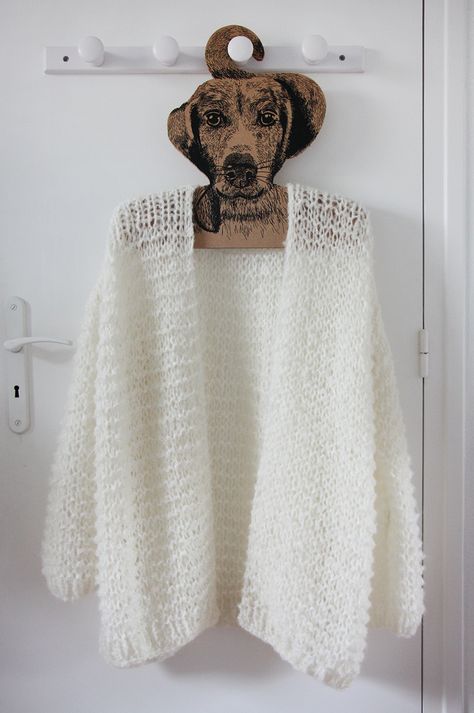 Le gros gilet blanc oversize | pour mes jolis mômes, mais pas que... Oversized White Cardigan, White Waistcoat, Knitting Sweaters, Diy Couture, Diy Knitting, Knitting Techniques, Knit Vest, Knitting Inspiration, Ponchos