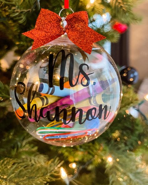 Teacher Gift Ornament Diy, Teacher Ornament Gift, Teacher Ornaments Diy Vinyl, Teacher Ornament Ideas, Diy Teacher Ornaments, Christmas Gifts Made With Cricut, Teacher Ornaments Diy, Teacher Christmas Ornaments, Vinyl Christmas Ornaments