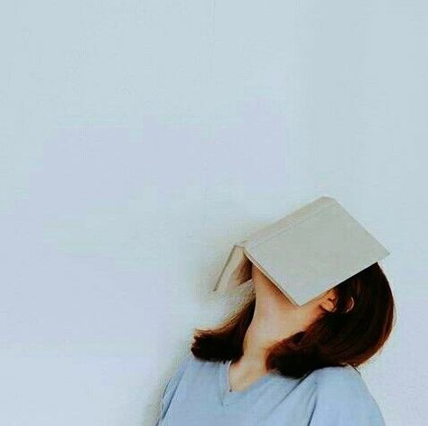 Me, when I’m reading a great book and don’t want the outside world to intrude! ~ La Bookstagram Inspiration, Self Portrait Photography, Foto Tips, Trik Fotografi, Shooting Photo, 인물 사진, Insta Photo Ideas, Ravenclaw, White Wall