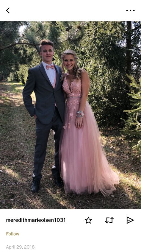 Light Pink Prom Suit, Pink Formal Couple, Blush Pink Prom Couple, Light Pink Prom Couple Outfit, Pink Dress Couple Outfit, Pink Prom Inspo Couple, Pink Prom Couple Outfit, Light Pink Prom Dress With Date, Light Pink Prom Dress Couple