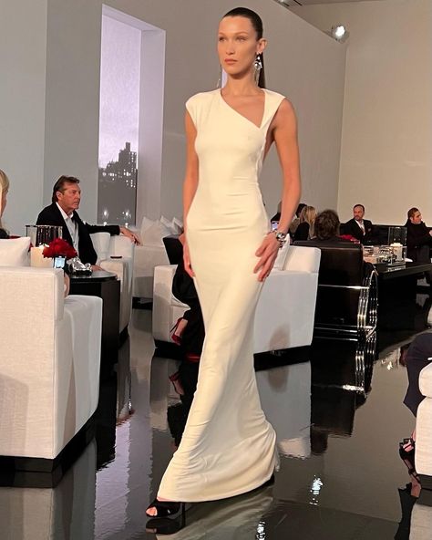 Blue Couture Dress, Bridal Wardrobe, Models Backstage, Runway Outfits, Bella Hadid Outfits, Effortlessly Chic Outfits, Runway Dresses, Nova York, Gala Dresses