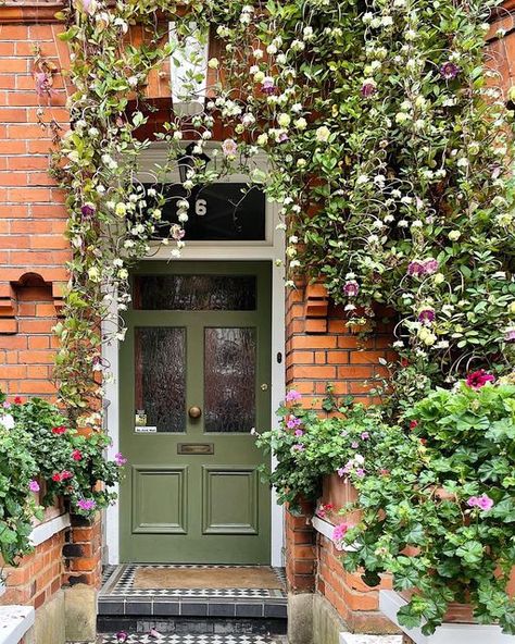 Victorian Home Front Door, Green Front Door Ideas, Front Door Ideas Cottage, English Front Door, Green House Door, Aesthetic Front Door, Front Door Aesthetic, Front Door Flowers, Front Door Cottage