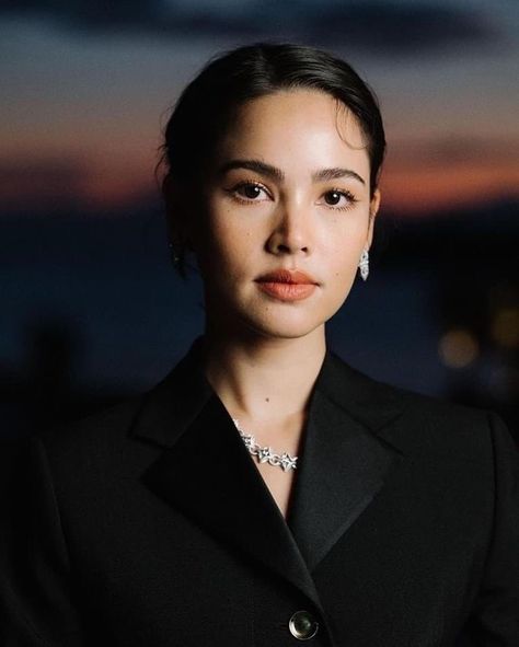 Urassaya Sperbund Aesthetic, Yaya Urassaya Icons, Yaya Urassaya Sperbund, Yaya Urassaya, Urassaya Sperbund, Beach Photography Poses, Asian Street Style, Beauty Shoot, Thai Style