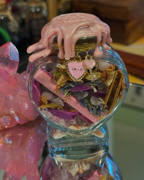 Embrace your inner beauty and cultivate a deep sense of self-love with our "Love Myself" Self-Love Spell Jar! This enchanting jar is crafted with a blend of powerful ingredients to help you nurture self-compassion, confidence, and inner peace. Perfect for your Wiccan altar or as a personal talisman, this spell jar is a beautiful reminder to cherish and honor yourself. Ingredients: 🌹 Rose Petals: Love and compassion. 💎 Rose Quartz: Emotional healing and self-love. 🌿 Chamomile: Calm and tranqui Altar Blessing Spell, Self Love Alter, Self Love Altar Ideas, Beauty Spell Jar, Self Love Jar, Love Altar, Self Love Spell Jar, Crystal Jars, Love Spell Jar