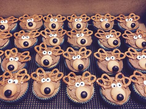 Easy moose cupcakes Moose Centerpiece Ideas, Moose Cupcakes Ideas, Winter Woodland Cupcakes, Moose Party Theme, Eagle Cupcakes, Moose Cupcakes, Moose Themed Birthday Party, Moose Birthday Party, Deer Cupcakes