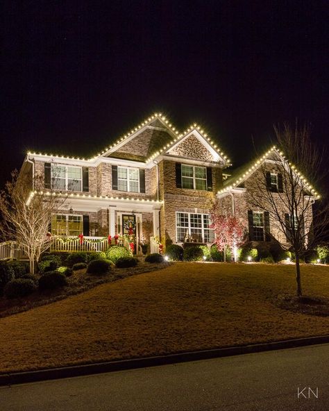 Outdoor Christmas Lights and Decor Coastal Powder Room, Blush Pink Bedroom, Cement Vase, Small Pantry, Powder Room Design, Black Dining Room, Bedroom Panel, Red Decor, Glass Cabinet Doors