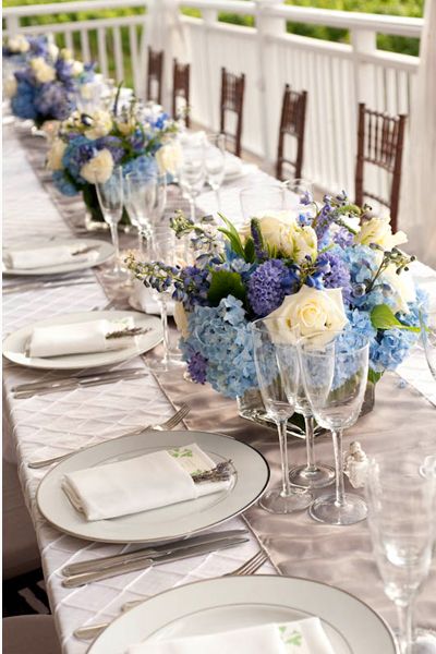 Blue And White Table Flowers, Wedding Centerpieces Purple, Wedding Table Centerpieces Elegant, Purple Flower Centerpieces, White Wedding Centerpieces, Vineyard Weddings, Purple Centerpieces, Wedding Vineyard, Wedding Estate