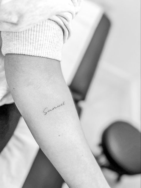 Arm Name Tattoos For Women, Small Name Tattoo Ideas, Tiny Name Tattoo, Fine Line Name Tattoo, Name Tattoo Placement, Name Tattoo Placements, Small Name Tattoo, Tattoos Minimal, Line Tattoo Arm