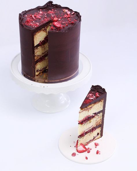 Bernadette Gee on Instagram: “CAKE ⠀⠀⠀⠀⠀⠀⠀⠀⠀ Vanilla bean and strawberry cake layered with dark chocolate ganache and strawberry compote, finished with a sprinkle of…” Chocolate Vanilla Strawberry Layer Cake, Strawberry Layer Cake, Strawberry Layer Cakes, Magnolia Kitchen, Strawberry Compote, Dark Chocolate Ganache, Cake Vanilla, Instagram Cake, Strawberry Cakes