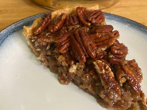 Pecan Pie With Honey, Honey Pecan Pie Recipe, Popular Thanksgiving Sides, Honey Pecan Pie, 300 Calorie Breakfast, Low Calorie Breakfast, Pecan Pie Recipe, 300 Calories, Thanksgiving Sides