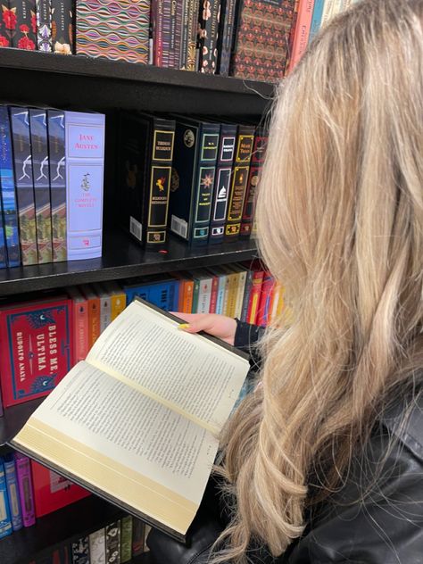 Blonde Reading Aesthetic, Blonde Studying, Blonde Librarian, Blonde Woman Aesthetic, Petite Aesthetic, Rachel Price, Brain Busters, Nerd Aesthetic, Reader Girl