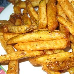 Homemade Crispy Seasoned French Fries | "I have tried several homemade french fry recipes, so far this is the winner. My husband loved these and he is a picky eater." -erinmat Seasoned Fries Recipe, Seasoned French Fries Recipe, Seasoned French Fries, Fries Homemade, Seasoned Fries, French Fries Recipe, Crispy French Fries, Beer Battered, Fries Recipe