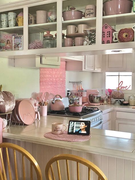 Pink Houses Decor, Light Pink Kitchen Decor, Pink Tiny House Interior, Pink Theme Kitchen, Kitchen Island Aesthetic, Small Pink House, Pink House Aesthetic, Cute Kitchens, Pink Studio Apartment