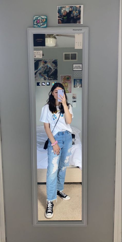 Mom Jeans Con Converse, Tenis Converse, Outfits Simple, Jeans And Converse, Mom Jeans Outfit, Moon Shirt, Outfits Casuales, Jean Outfits, Mom Jeans