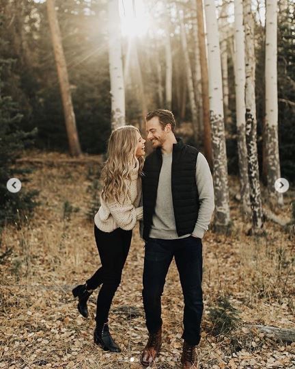 Winter Photography Outfits Couples, Holiday Photoshoot Couple Outfits, Engagement Photo Winter Outfits, Cozy Winter Family Photos, Fall Woods Engagement Photos, Couple Christmas Photo Outfits, Plus Size Engagement Photos Outfits Winter, Christmas Couple Outfits For Pictures, Winter Engagement Photo Outfit Ideas