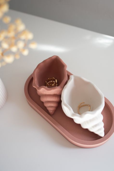 Two sea shells white and terracotta and one oval tray from Jesmonite AC 100, home decor, trays for jewellery Jesmonite Ideas, Candle Photoshoot, Concrete Home Decor, Cement Candle, Diy Jewelry To Sell, Phone Wallpaper Boho, Candles Photography, Clay Diy Projects, Diy Ceramic