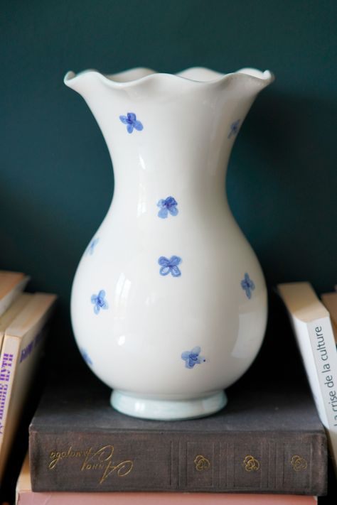 Clay Vases Pottery Design, Pottery Vases Painting Ideas, Cute Vase Ideas, Easy Clay Vase Ideas, Homemade Clay Vase, Pottery Pots Ideas, Cute Pottery Painting Ideas Vase, Cute Vases Ceramics, Painted Pottery Vase Ideas