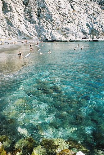 Perissa Beach, Santorini  - Greece Maybe in a small boat for part of the engagement session?? Perissa Beach, Voyage Europe, Santorini Greece, Dubrovnik, Greece Travel, Macedonia, Places Around The World, Albania, Blue Water