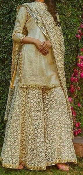 Palazos Outfit Indian Wedding, Outfit Indian Wedding, Gharara Designs, Outfit Indian, Sharara Designs, Pakistani Wedding Outfits, Salwar Kamiz, Indian Designer Outfits, Indian Attire