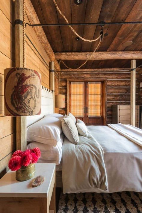 Rustic Montana mountain retreat offers a haven of relaxation Montana Interior Design, Pearson Design Group, Cabin Bedroom Decor, Hanging Bedroom Lights, Rustic Log Home, Wooden Interior, Cabin Bedroom, Chalet Design, Rooms Ideas