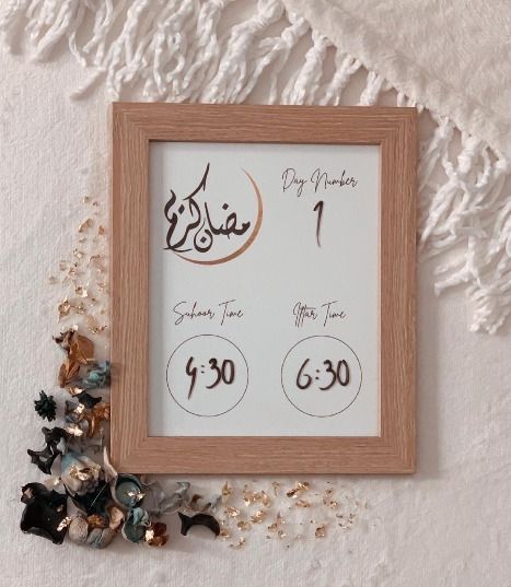 A quick and easy DIY project for Ramadan. This Suhoor/Iftar time display is extremely easy to make and is a perfect choice as your very first Ramadan craft project, if you are just getting started! Ramadan Crafts Diy Projects, Ramadan Decorations Diy Easy, Suhoor Time, First Ramadan, Ramadan Craft, Iftar Time, Ramadan Printables, Stationary Business, Eid Decor