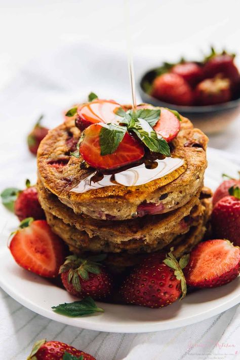 Easy Gluten-Free Vegan Strawberry Pancakes | Jessica in the Kitchen Jessica In The Kitchen, Carrot Cake Pancakes, Chickpea Coconut Curry, Strawberry Pancakes, Vegan Carrot Cakes, Mason Jar Salad, Vegan Pancakes, Berries Recipes, Gluten Free Breakfasts