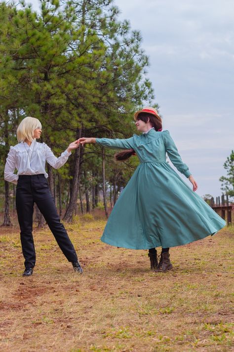 Howl's Moving Castle cosplay Howls Moving Castle Costume Diy, Howls Moving Castle Photoshoot, Howl And Sophie Cosplay, Sophie Howls Moving Castle Cosplay, Howls Moving Castle Costume, Sophie Photoshoot, Midwest Outfits, Renfaire Outfits, Sophie Cosplay