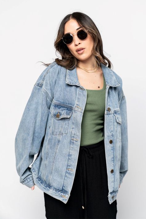 Light Wash Jean Jacket Outfit, Light Jean Jacket Outfit, Oversized Denim Jacket Outfit Women, Oversized Jean Jacket Outfits, Light Denim Jacket Outfit, Outfits With Jean Jacket, Oversized Jean Jacket Outfit, Jean Jacket Outfits Fall, Denim Jacket Outfit Women