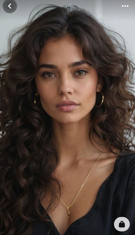 Curly Hairstyles Heart Shaped Face, Messy Hair Down, Type 2c Haircut, Wavy Haircut Bangs, Kate Hudson Curly Hair, Brown Wavy Hair Aesthetic, Natural Waves Haircut, Best Haircut For Curly Hair Medium, Black Curly Hair Aesthetic