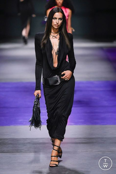 Irina Shayk Runway, Versace Ss23, Versace 2023, Versace Runway, Versace Spring, Black Dresses Classy, Designer Runway, Versace Collection, Spring Summer 2023