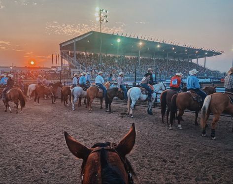 Ky Hamilton Bull Rider, Jaripeo Aesthetic, Barrel Racing Wallpaper, Horse Racing Aesthetic, Rodeo Photos, Barrel Racing Aesthetic, Dear Rodeo, High School Rodeo, Rodeo Aesthetic