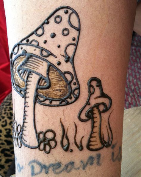 Henna Tattoo Designs Leg Simple, Mushroom Henna Tattoo, Henna Mushroom Designs, Trippy Henna Designs, Henna For Men Simple, Mushroom Henna Designs, Emo Henna Designs, Grunge Henna Designs, Hippy Henna