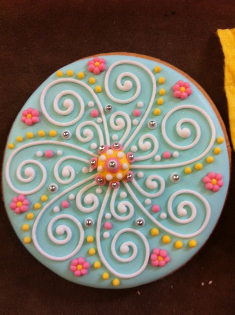 Image detail for -galleta de chapix cookies galleta de chapix cookies - line swirls and dots used to great effect                                                                                                                                                                                 Más Henna Cake, Cookies Decoradas, Spring Cookies, Sugar Cookie Designs, Gateaux Cake, Pretty Cookies, Cookie Frosting, Fancy Cookies, Creative Cookies