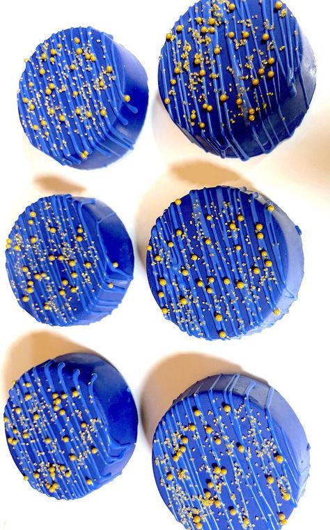 Great for graduation parties, birthdays. Royal Blue Chocolate Covered Oreos, Blue Chocolate Covered Oreos, Gold Chocolate Covered Oreos, Gold Oreos, Eid Biscuits, Blue Sweets, Graduation Treats, Gold Chocolate, Sonic Birthday