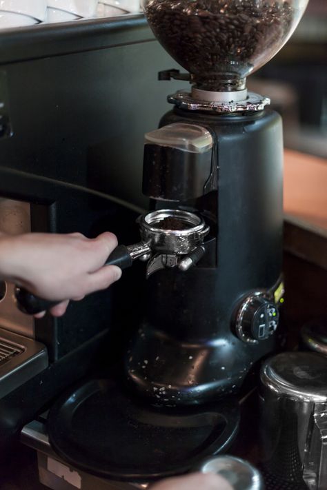 Photo Crop, Pouring Coffee, Grinding Coffee Beans, Grind Coffee, Coffee Life, Coffee Tamper, Coffee Instagram, Manual Coffee Grinder, Coffee Grinds