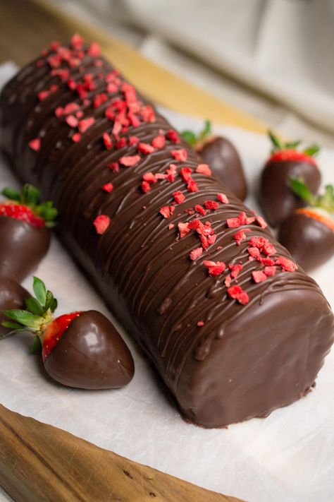 Chocolate Strawberry Swiss Roll, Roll Cake Chocolate, Valentines Swiss Roll, Swiss Roll Strawberry, Chocolate Strawberry Roll Cake, Swiss Roll Decoration, Chocolate Strawberry Dessert, Strawberry Swiss Roll, Strawberry Rolls