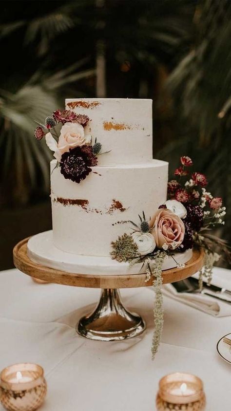 25 Delicious Rustic Wedding Cakes Perfect For Fall Weddings Crumb Coat Cake Wedding, Crumb Coat Cake Design, Crumb Coat Wedding Cake, Boho Cake Design, Wedding Cake Minimal, Minimal Wedding Cake, Vintage Pasta, Wedding Cake Display, Cake With Flowers