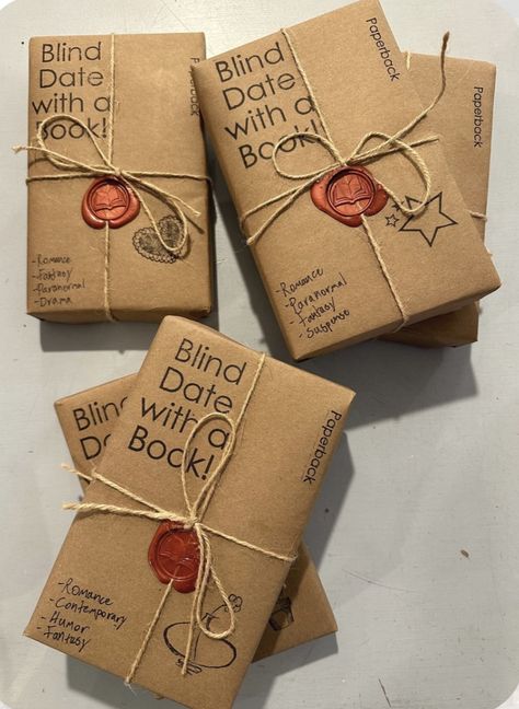 Blind Date With A Book Gift Basket, Friendsgiving Book Club, Vintage Book Themed Party, Books Packaging Ideas, Gift Book Packaging, How To Wrap Blind Date With A Book, Blind Date With A Book Christmas, Book Retreat Ideas, Wrapping Books Ideas