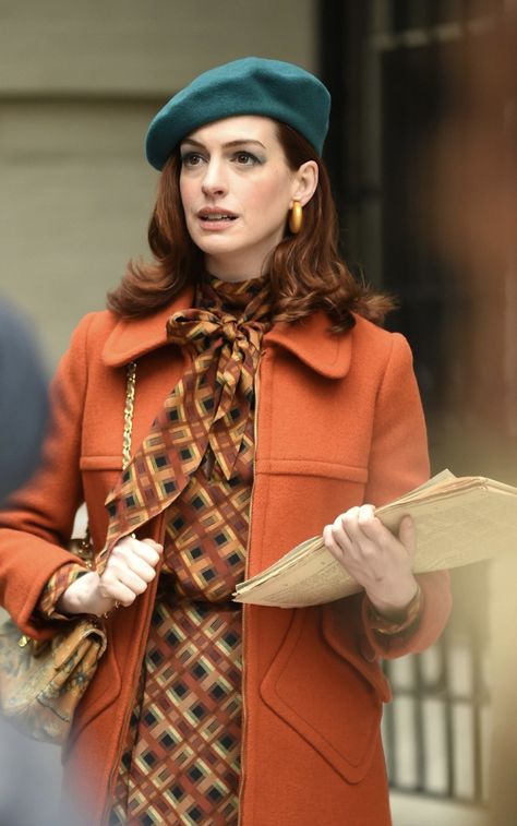 Colorful Style Outfits, Anne Hathaway Style, Orange Coat, Look Retro, Vintage Hat, Anne Hathaway, Winter Mode, Berets, Looks Chic