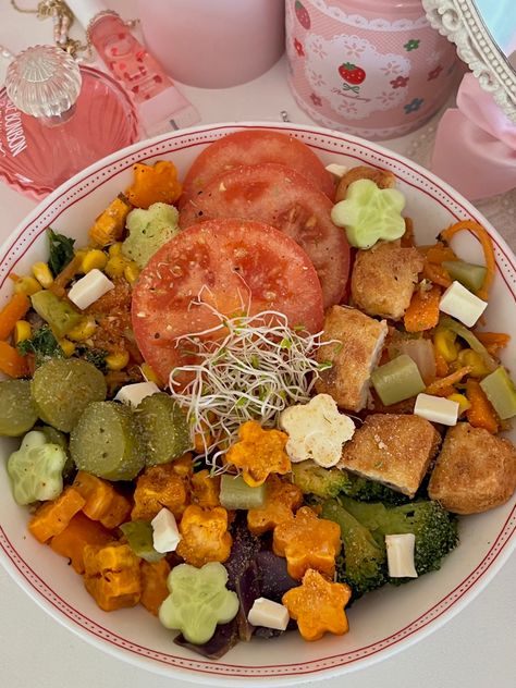 Cute Salad, Coquette Food Healthy, Coquette Meals, Veggies Aesthetic, Aesthetic Salad, Coquette Food, Salad Aesthetic, Sick Food, Healthy Low Calorie Meals