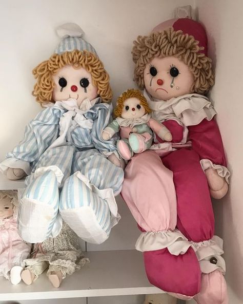 Haunted Porcelain Dolls, Creepy Vintage Dolls, Old Doll Aesthetic, Haunted Doll Aesthetic, Clown Dolls Vintage, Old Dolls Vintage, Porcelain Dolls Vintage, Vintage Clown Doll, Clown School