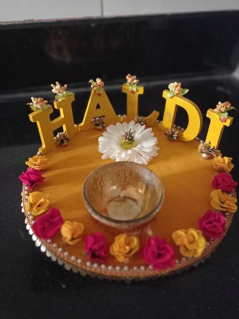 Haldi Tray Decoration Ideas Pakistani, Haldi Decoration Thali, Haldi Designs Decor, Kankotri Function Decoration Ideas, Haldi Ceremony Thali Decoration, Diy Haldi Plate, Haldi Mehendi Platter, Haldi Plate Decoration Ideas Indian, Haldi Plates Decoration Ideas